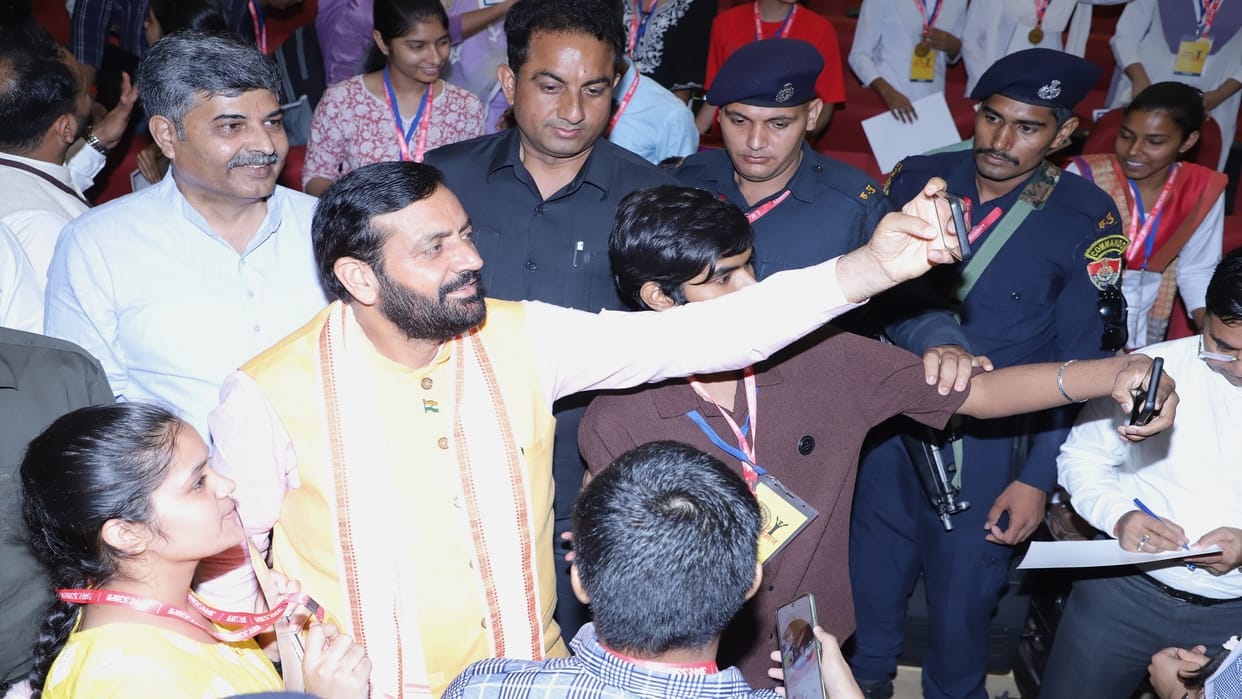 Medhavi Samman Samaroh, Students got emotional after receiving the blessings of CM along with honor