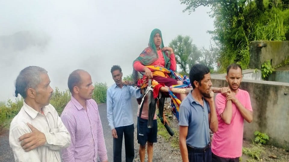 injured girl was taken to the hospital 12 kilometers away with the help of a doli in champawat
