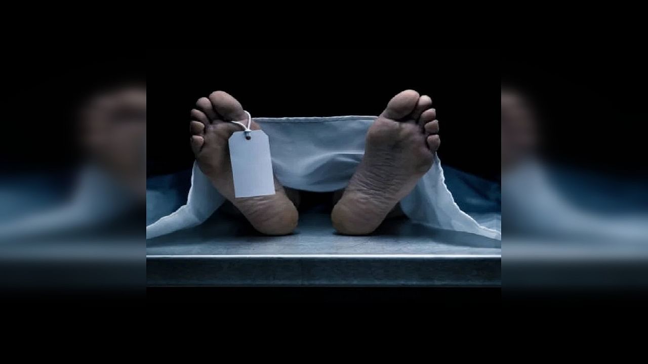 Lucknow: A woman HDFC Bank clerk died on duty.