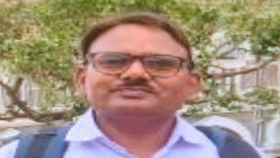 Agra Vigilance team caught Hathwant ADO Panchayat red handed while taking bribe of sixty thousand rupees
