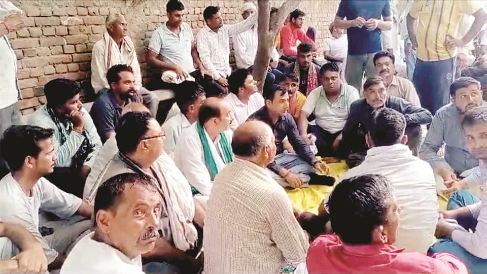 Farmers of 14 villages held SDO and JE hostage for four hours