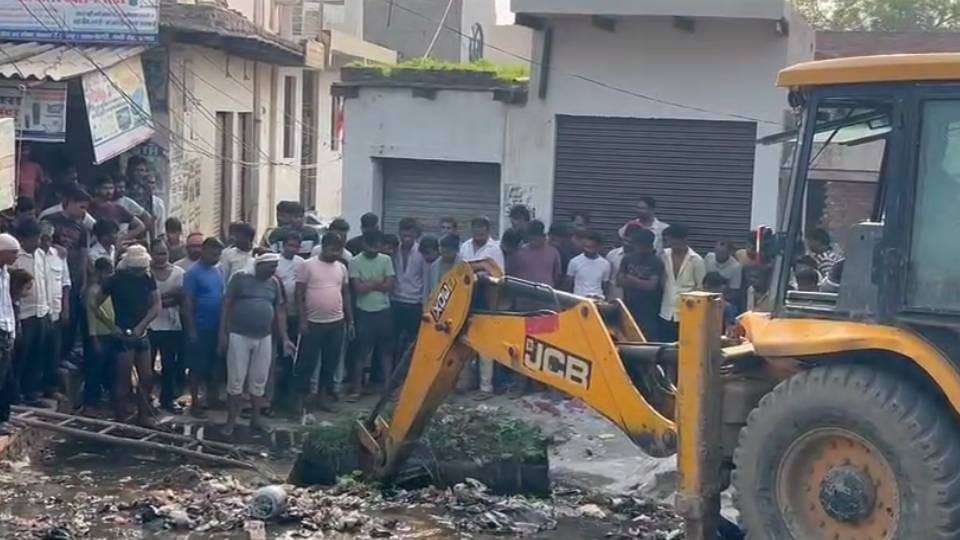 police kept searching for accused in drain throughout night In Agra he found safe and sound