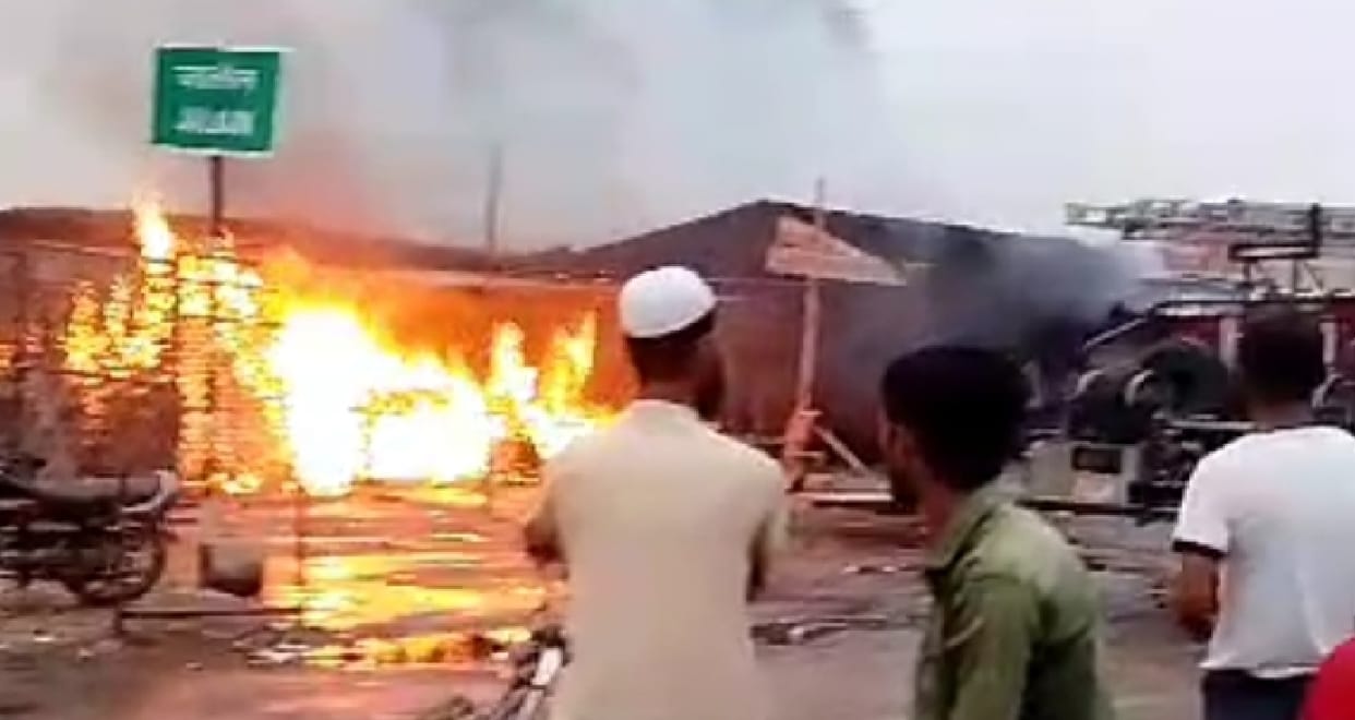 Fire broke out in shops due to unknown reasons in orai, half a dozen shops reduced to ashes,