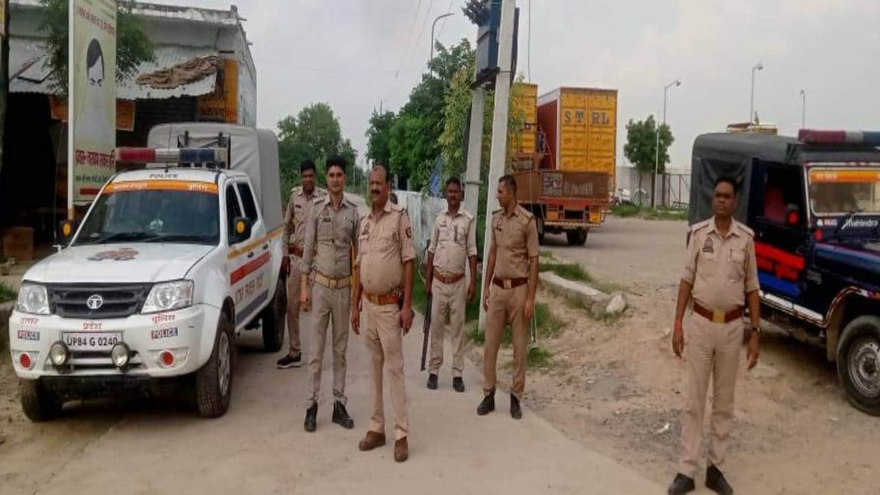 Saakar Hari alias Bhole Baba reached Bahadurnagar Ashram in Patiyali in luxury car from Mainpuri Ashram
