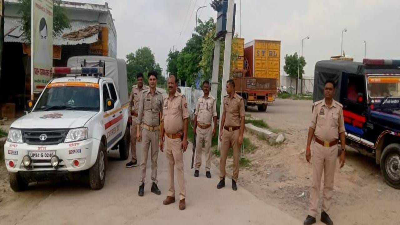 Saakar Hari alias Bhole Baba reached Bahadurnagar Ashram in Patiyali in luxury car from Mainpuri Ashram