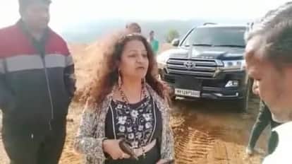 पूजा की मां मनोरमा खेडकर बंदूक दिखातीं।