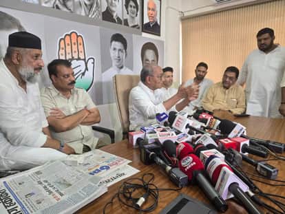 पीसीसी में प्रेस वार्ता करते कांगेस नेता