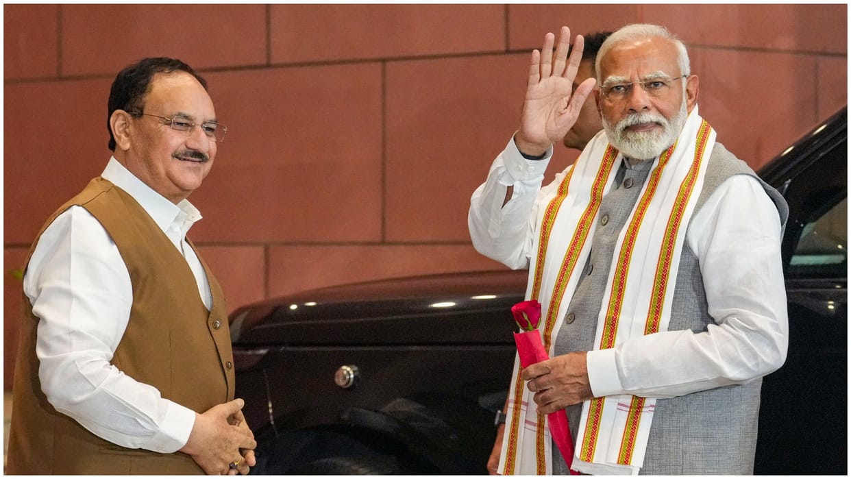 PM Modi meets BJP workers at party headquarters Latest News Update