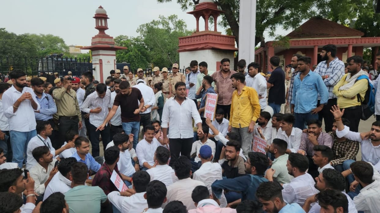 Lathicharge on students in Rajasthan University they were protesting regarding student union elections