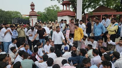 Rajasthan: राजस्थान विश्वविद्यालय में छात्रों पर लाठीचार्ज, छात्रसंघ चुनाव को लेकर कर रहे थे धरना प्रदर्शन Lathicharge on students in Rajasthan University they were protesting regarding student union elections