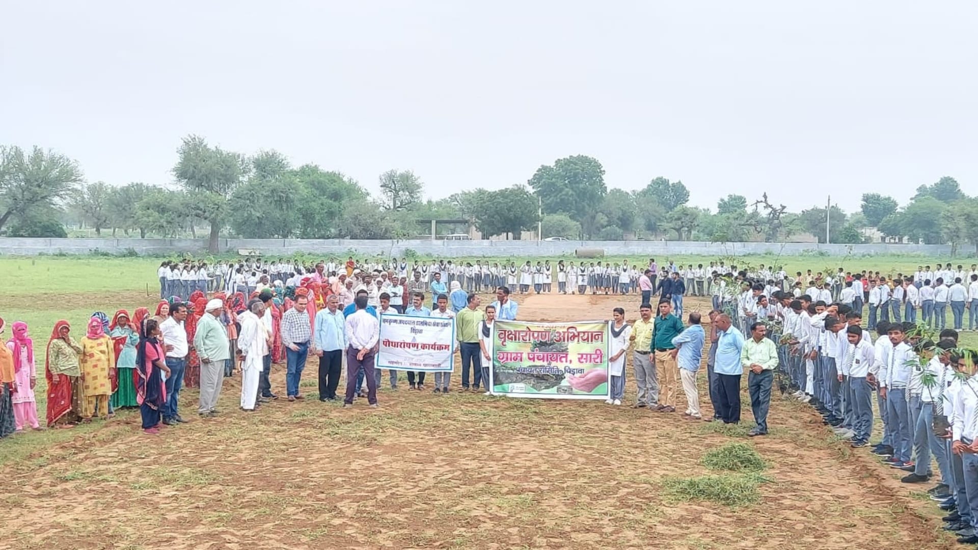 एक मिनट में 1100 पौधे लगे