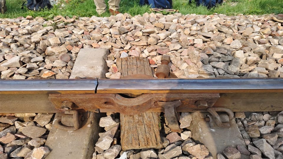 Fracture in railway track between Kosi-Hodal many trains stopped