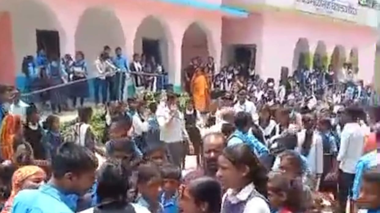 Bihar News : School student faints in humid heat bihar weather today in bettiah west champaran bihar