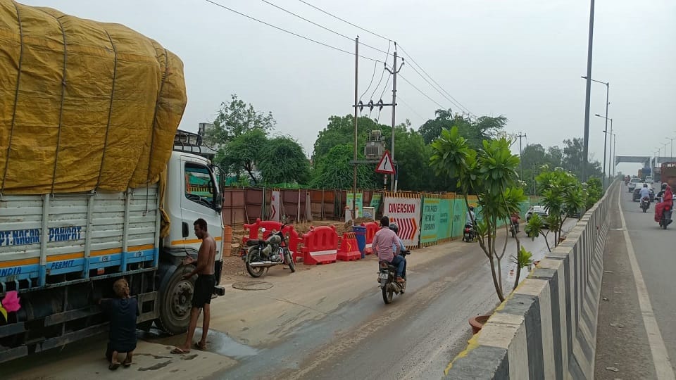 Highway service road dug for Agra Metro NOC not taken from NHAI