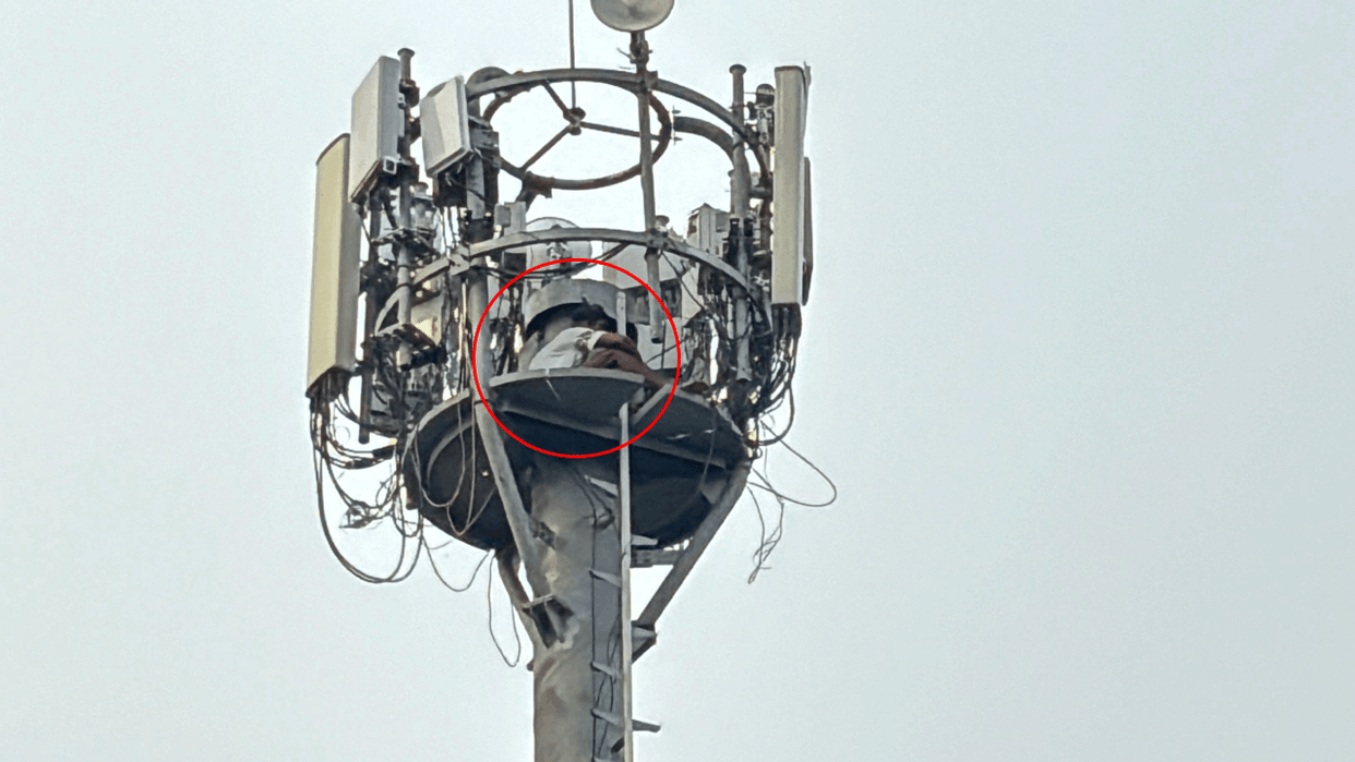accused of theft climbed mobile tower in Durg