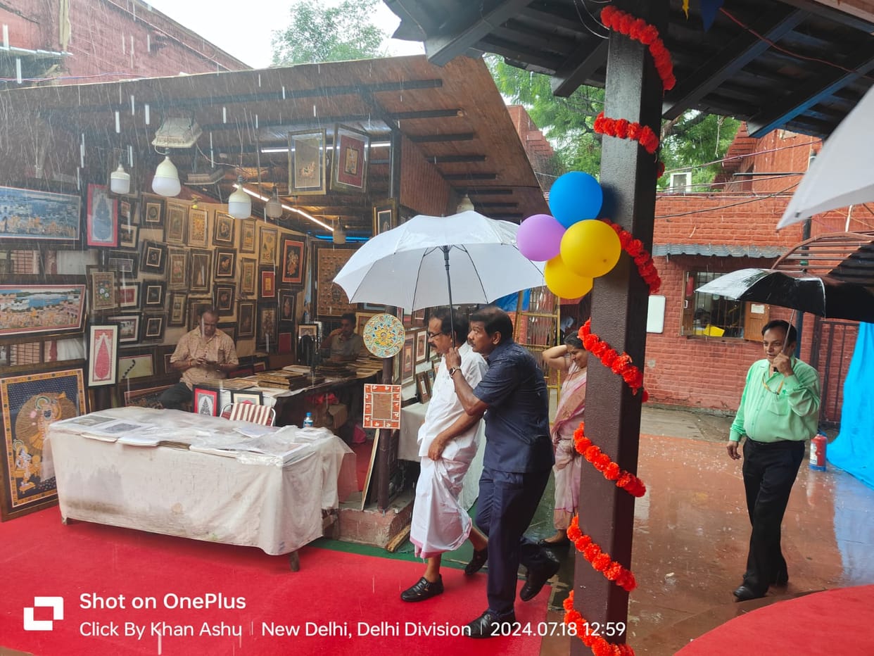 Lok Samvardhan Parv: Country's art spread in the streets of Dilli Haat, MP showed the beauty of Zari Zardozi