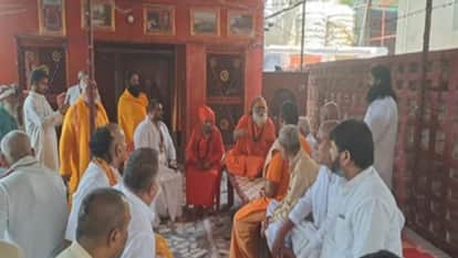 दारागंज में बैठक करते साधु-संत।