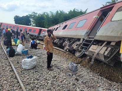 Gonda: Chandigarh Dibrugarh Express Train Accident in Gonda Uttar Pradesh 13 coaches derailed News in Hindi