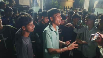 उरई मार्ग पर प्रदर्शन करते छात्र