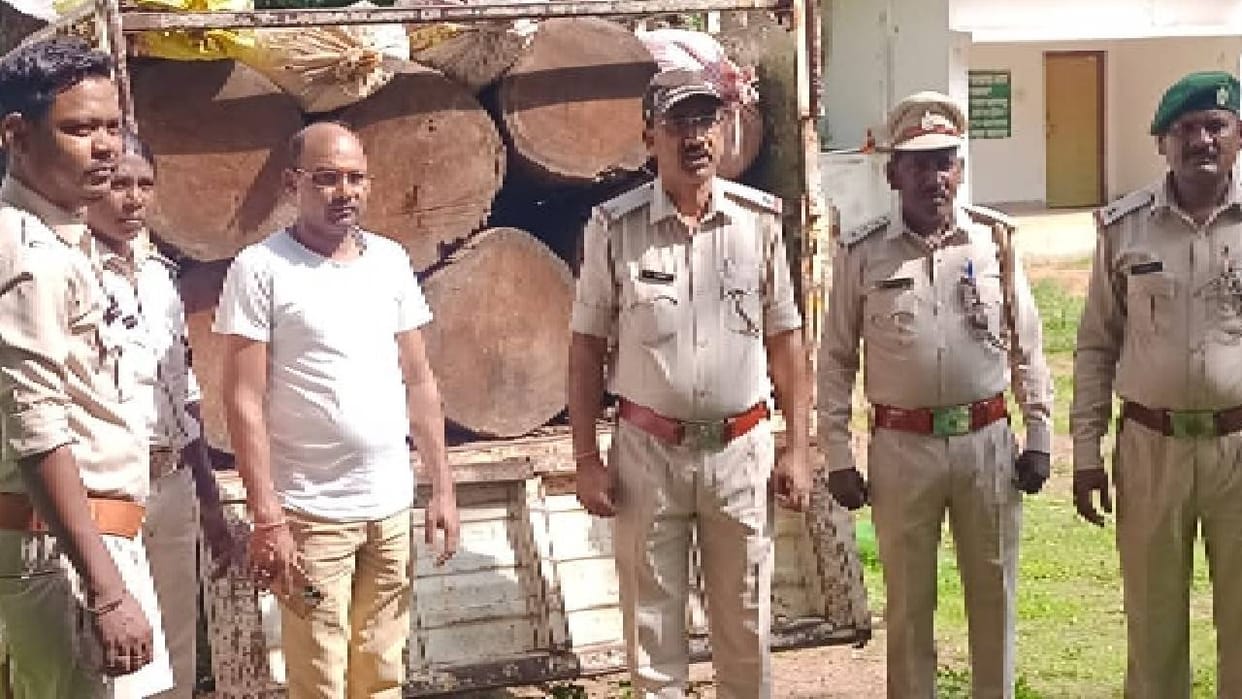 Pickup full of illegal timber seized in Balrampur