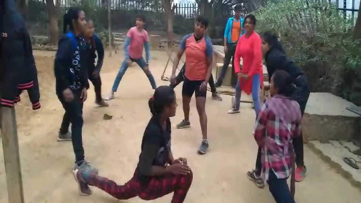 The number of female wrestlers is continuously decreasing in the only arena of Prayagraj.