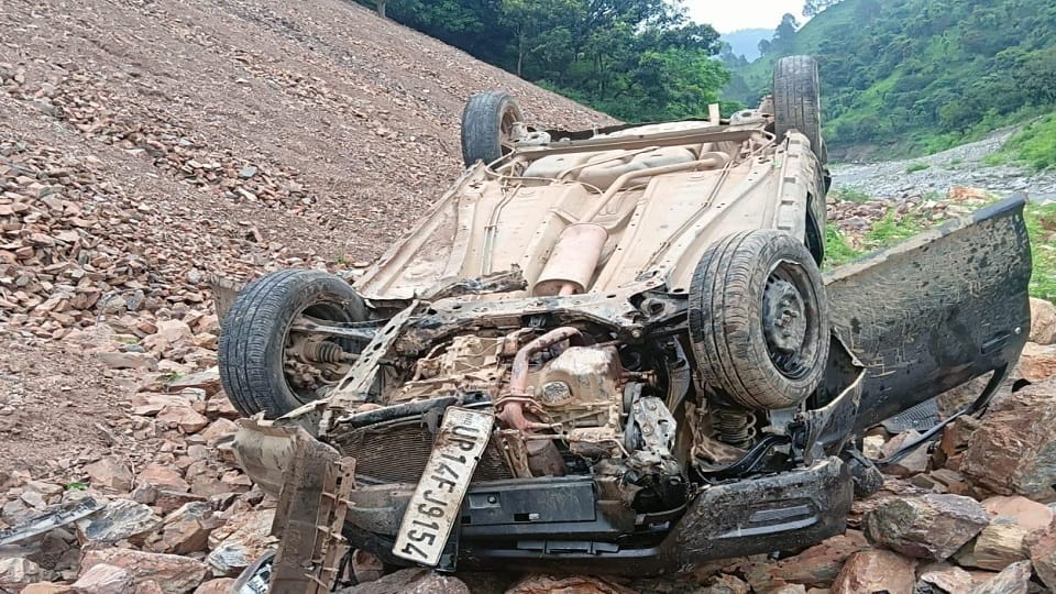 two injured after Car went out of control and fell into the river in Almora
