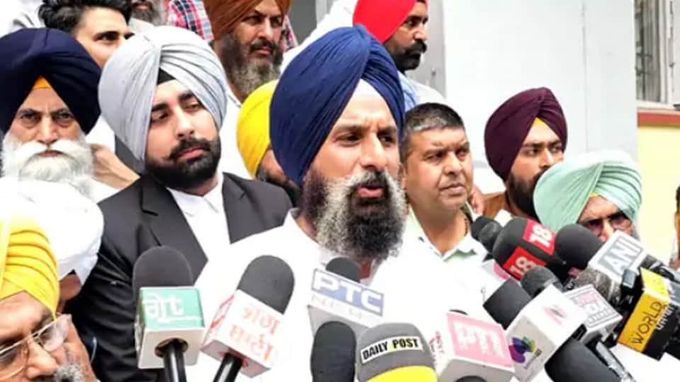 Political tussle in Shiromani Akali Dal over removal of Jathedars