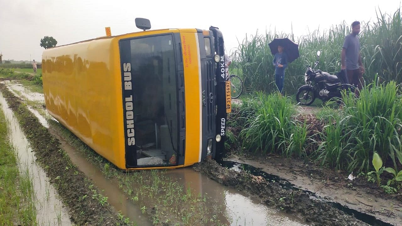 Four children injured as school bus overturns in shahjahanpur