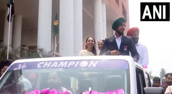 Grand welcome of cricketer Arshdeep Singh in Chandigarh University he come along with mother and father