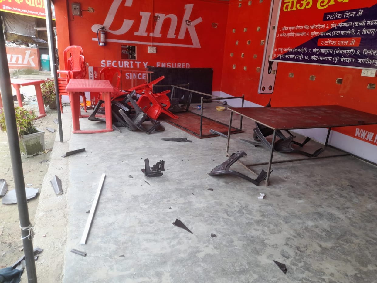 Muzaffarnagar: Kanwariyas angry with onions in food, Dhaba vandalised