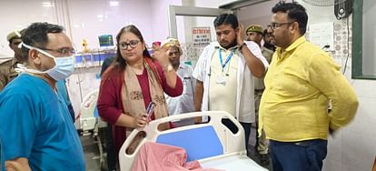 गोंडा रेल हादसा: कटर व जेसीबी मशीनों से हटाए गये क्षतिग्रस्त डिब्बे, अब तक चार की मौत, सीधी की जा रही लाइन Gonda rail accident: 800 railway employees working to improve rail track.