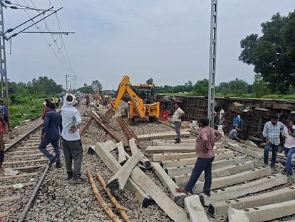 Gonda rail accident: 800 railway employees working to improve rail track.