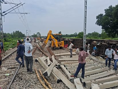 गोंडा रेल हादसा: कटर व जेसीबी मशीनों से हटाए गये क्षतिग्रस्त डिब्बे, अब तक चार की मौत, सीधी की जा रही लाइन Gonda rail accident: 800 railway employees working to improve rail track.