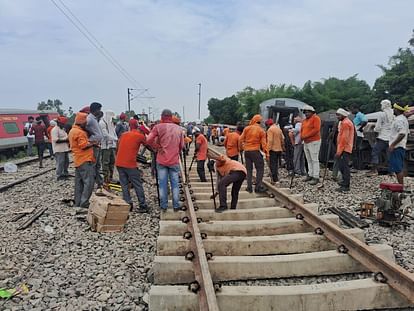 Gonda rail accident: 800 railway employees working to improve rail track.