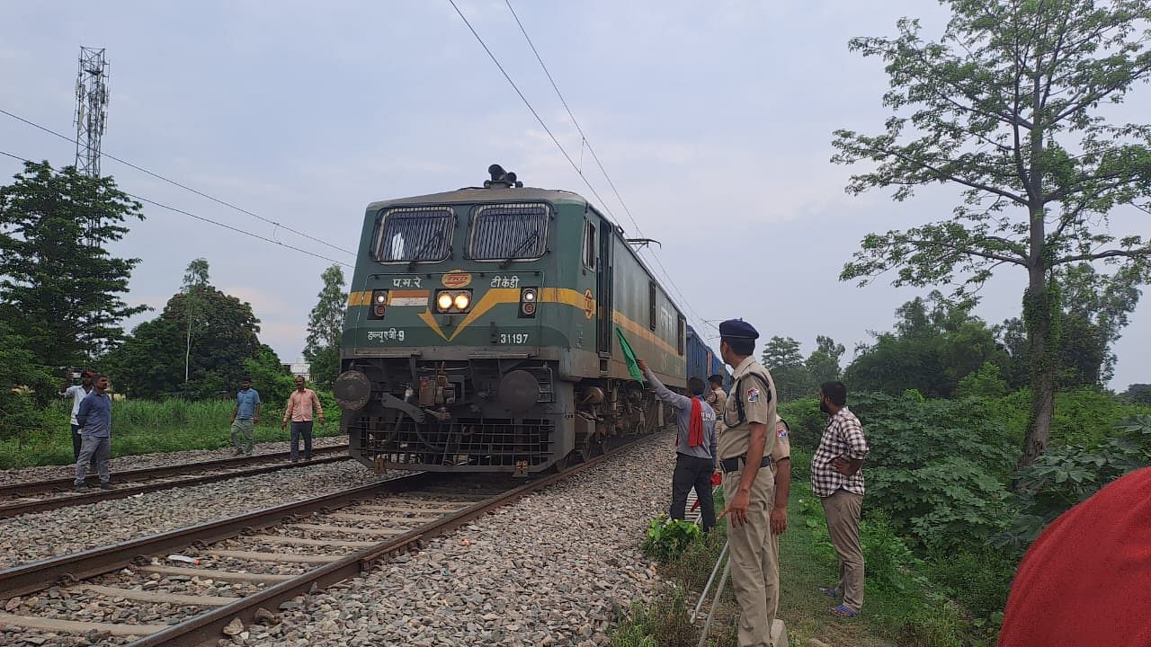 Gonda: rail track resumed after 26 hours of accident.