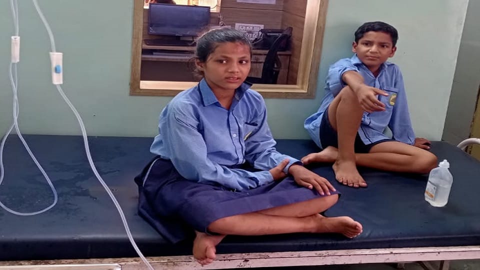 Students riding e rickshaw injured in collision with bus