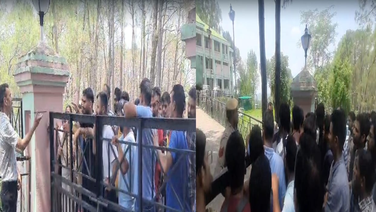 JOA IT 817 Candidates protested  outside hprca Hamirpur