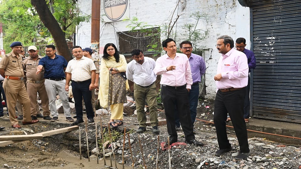 Commissioner deepak Rawat inspected the drains in haldwani