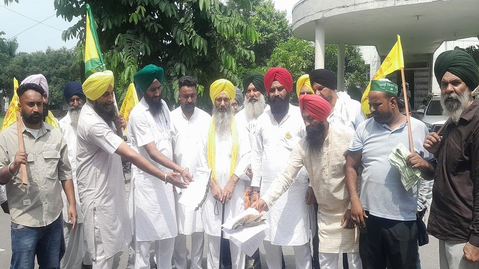 Protest against MP Ajay Bhatt in Collectorate in rudrapur