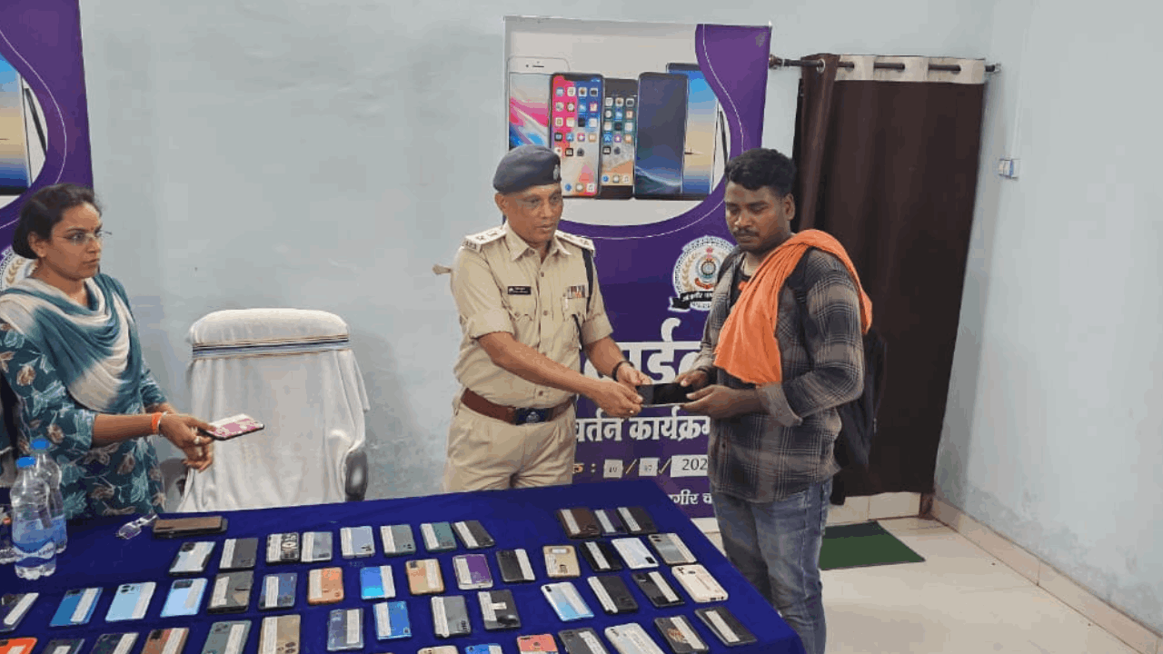 मोबाइलधारकों फोन लौटाते हुए एसपी