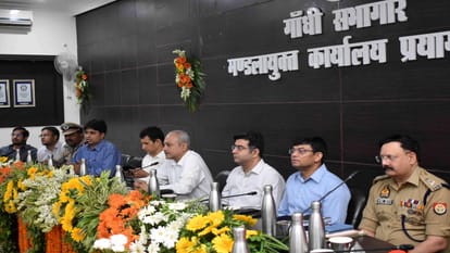 Emphasis on clean Ganga and polythene free fair in the meeting of officers and saints regarding Mahakumbh