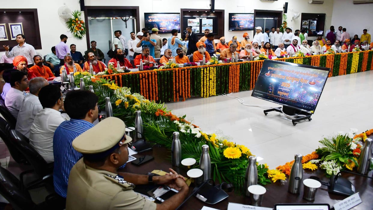 Emphasis on clean Ganga and polythene free fair in the meeting of officers and saints regarding Mahakumbh