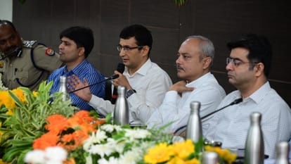 Emphasis on clean Ganga and polythene free fair in the meeting of officers and saints regarding Mahakumbh