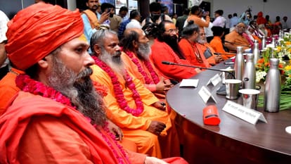 Emphasis on clean Ganga and polythene free fair in the meeting of officers and saints regarding Mahakumbh