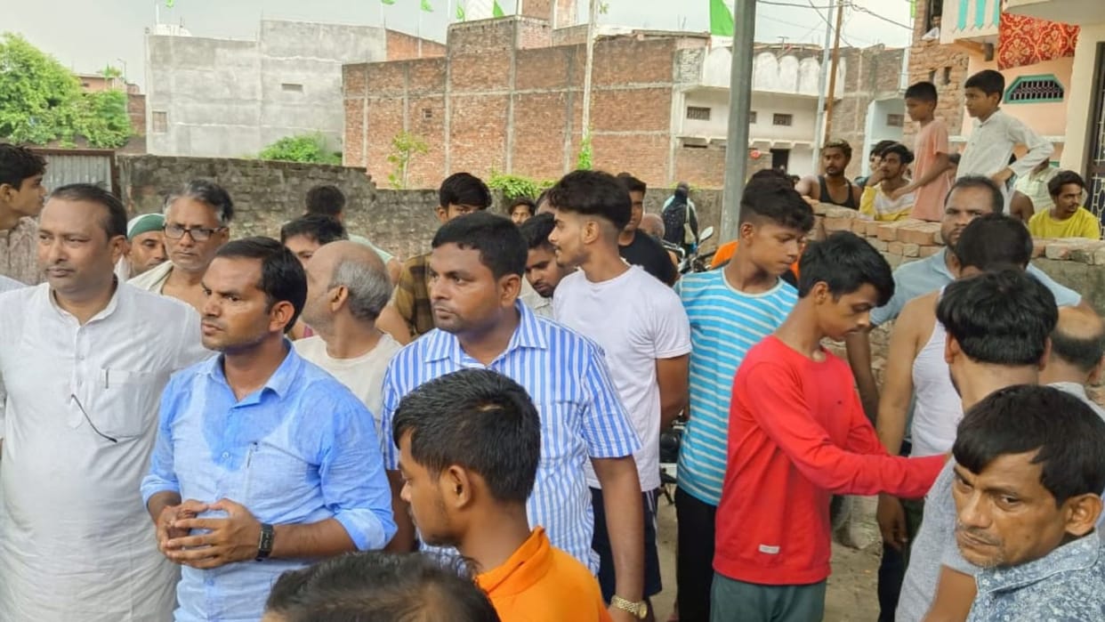 Two parties clashed front of revenue team in ballia sticks bricks and stones used heavily many people injured