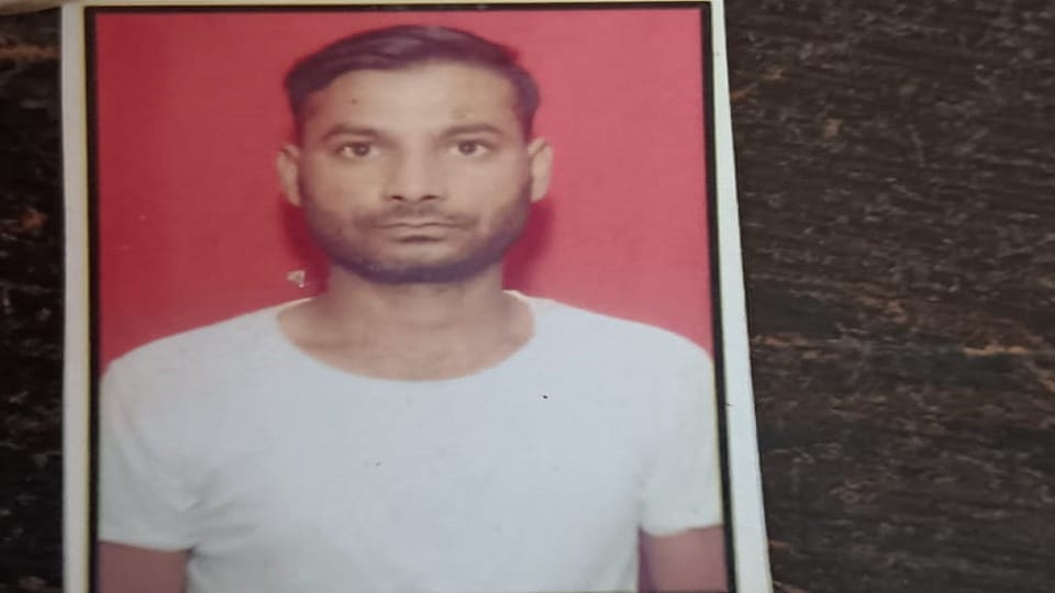 The body of a youth from Hasanpur was found hanging in Delhi