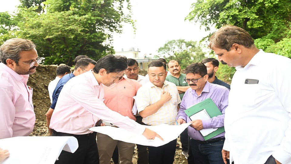 Commissioner deepak Rawat inspected the drains in haldwani