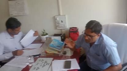 Haryana: कृषि विभाग के कार्यालयों में सीएम फ्लाइंग की छापेमारी, अधिकारियों और कर्मचारियों में हड़कंप मचा CM Flying raids in Haryana Agriculture Department offices, causing panic among officers and employees