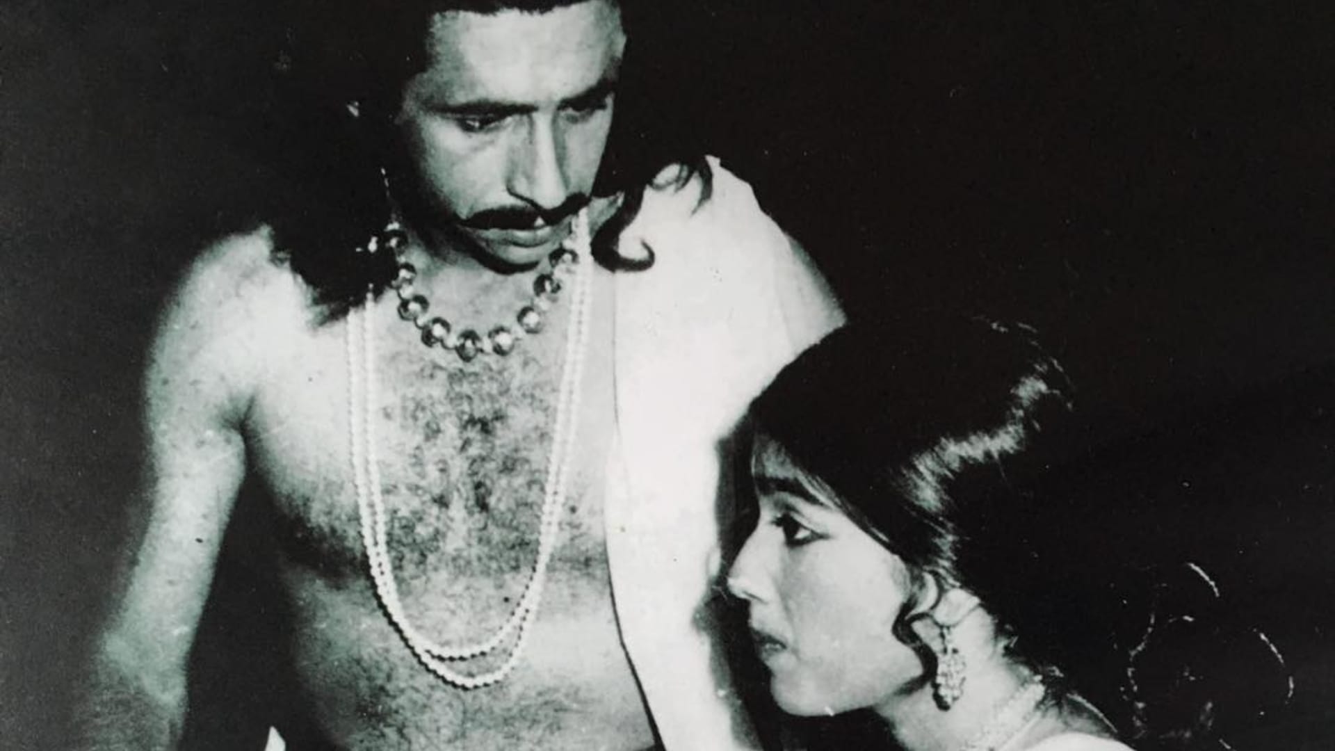 Actor Naseeruddin Shah is celebrating his birthday today know about his career life and controversial comments