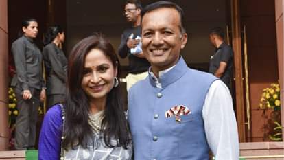 नवीन जिंदल (दाएं)